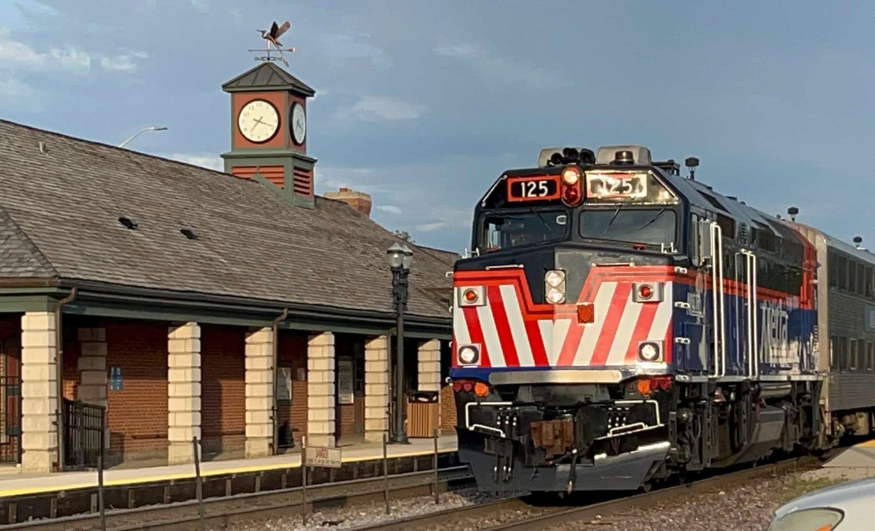 Metra locomotive 125 at Barrington station