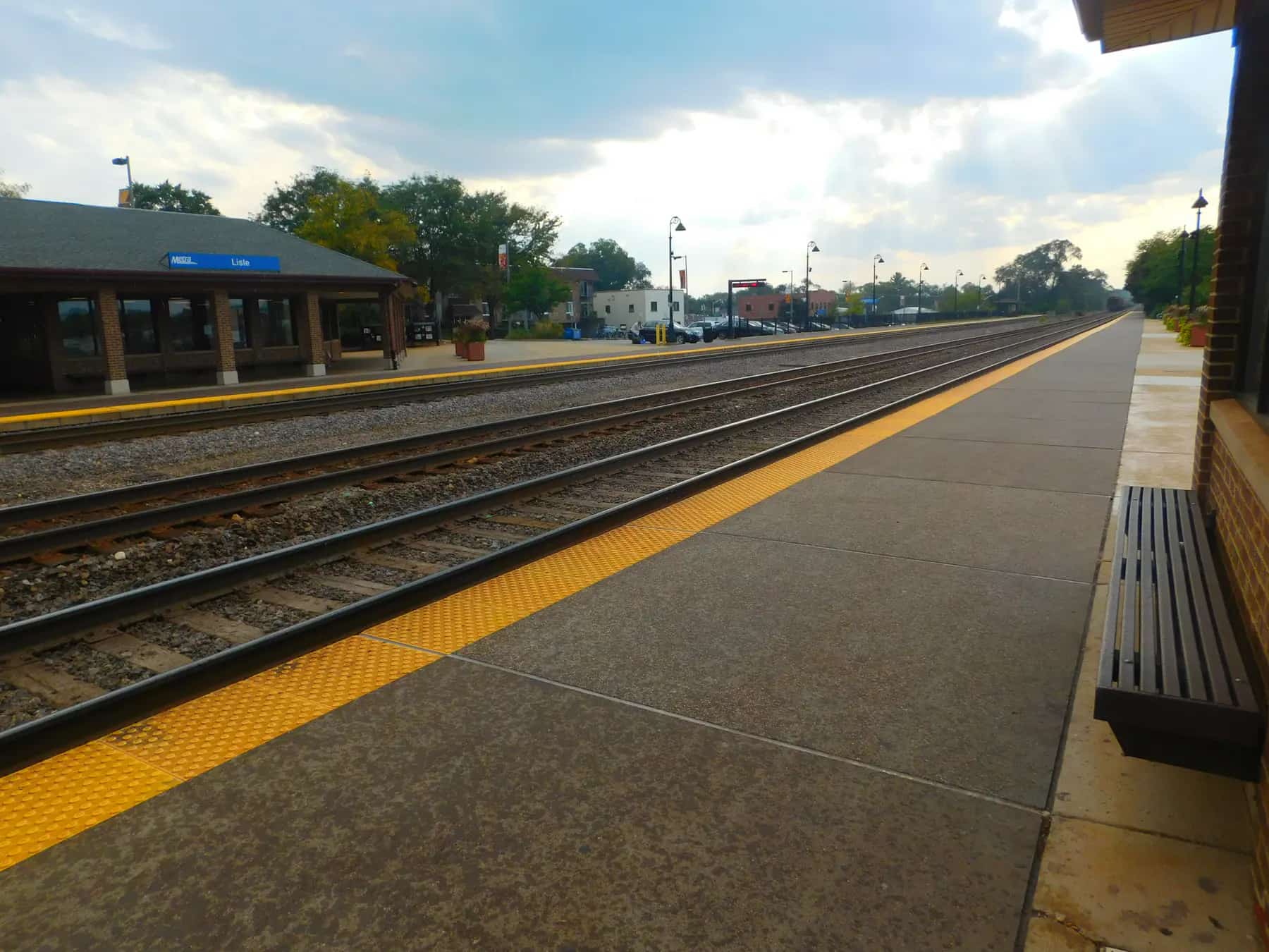 Lisle Metra station and platforms