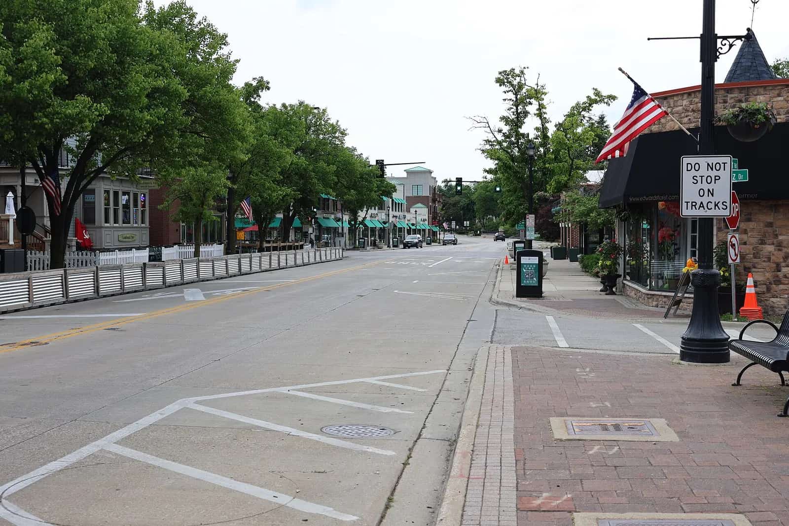 Downtown Northbrook looking along Shermer Road